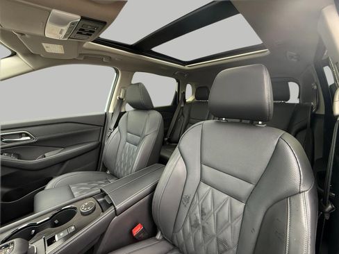 Used 2025 Nissan Rogue Platinum image 39