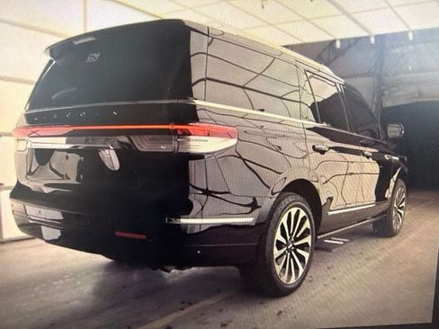 Used 2022 Lincoln Navigator Reserve AWD/4WD image 3