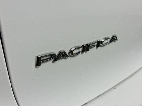 Used 2024 Chrysler Pacifica Touring-L image 7