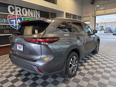 Used 2024 Toyota Highlander XLE AWD/4WD image 6