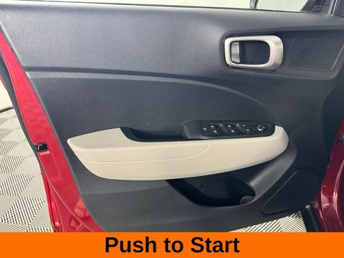 Used 2025 Hyundai Venue SEL image 10