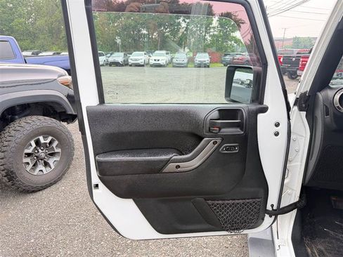 Used 2018 Jeep Wrangler Unlimited Sahara AWD/4WD image 12
