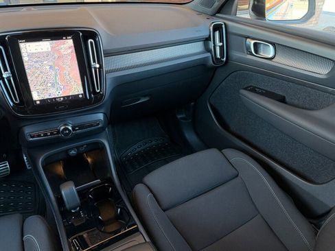 Used 2022 Volvo XC40 P8 Recharge image 18