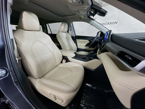 Used 2023 Toyota Highlander XLE image 28