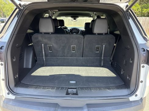 Used 2023 Chevrolet Traverse LT w/ Rear Camera Mirror Package FWD image 32