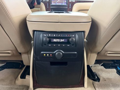 Used 2013 Cadillac Escalade Luxury AWD/4WD image 34