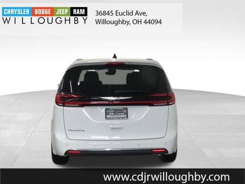 New 2025 Chrysler Pacifica Select image 5