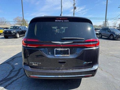 Used 2021 Chrysler Pacifica Touring-L w/ Uconnect Theater Family Group image 9