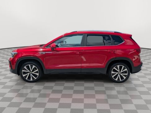 Used 2022 Volkswagen Taos SE FWD image 2
