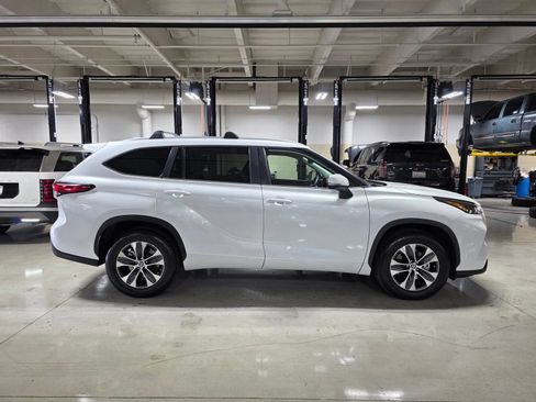 Used 2023 Toyota Highlander XLE FWD image 8