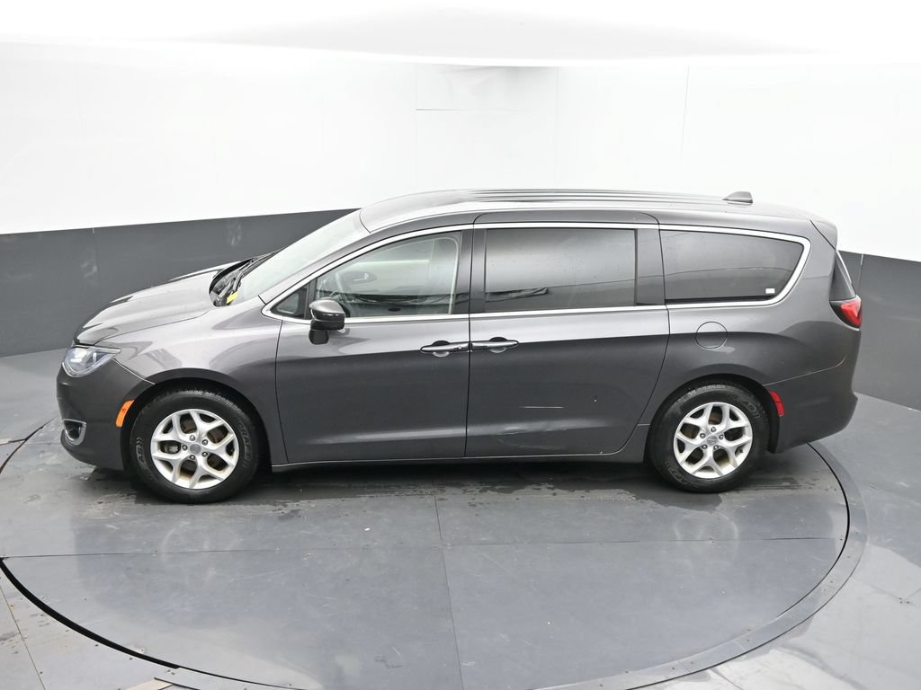 Used 2018 Chrysler Pacifica Touring Plus w/ Tire & Wheel Group FWD image 17