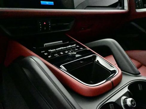 Certified 2025 Porsche Cayenne Coupe AWD/4WD image 11