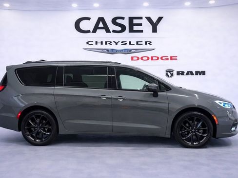 Used 2023 Chrysler Pacifica Touring-L w/ Uconnect Theater Family Group image 2