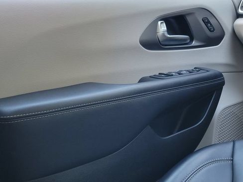 Used 2023 Chrysler Pacifica Touring-L FWD image 38
