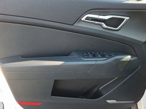 Used 2023 Kia Sportage LX image 12