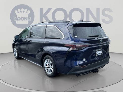 Used 2025 Toyota Sienna XLE w/ XLE Plus Package AWD/4WD image 4