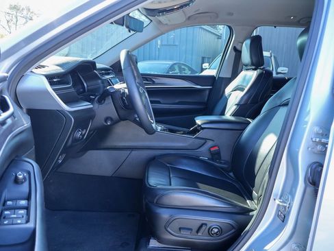 Used 2023 Jeep Grand Cherokee Limited w/ Luxury Tech Group II image 7