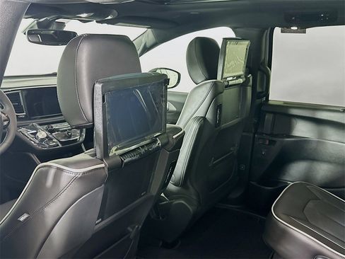 New 2026 Chrysler Pacifica Limited w/ Uconnect Theater Family Group image 22