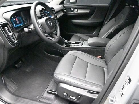Used 2025 Volvo XC40 B5 Core image 17