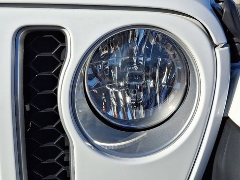 Used 2023 Jeep Gladiator Overland image 9