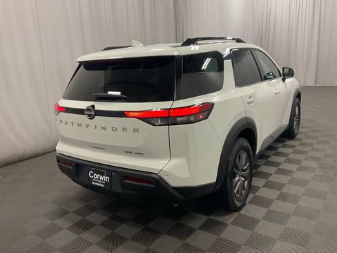 Used 2024 Nissan Pathfinder SV image 3