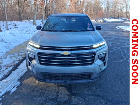 Used 2025 Chevrolet Traverse LT image 2