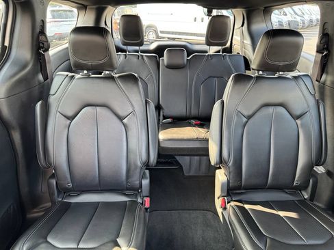 Used 2023 Chrysler Pacifica Touring-L w/ S Appearance Package AWD/4WD image 15
