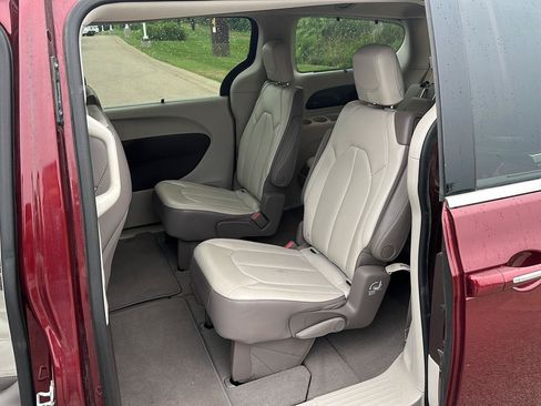 Used 2018 Chrysler Pacifica Touring-L w/ Advanced Safetytec Group FWD image 20