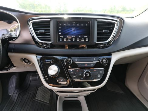 Used 2021 Chrysler Voyager Lxi FWD image 16
