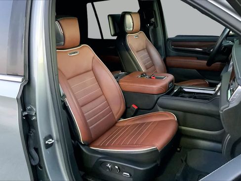 Used 2023 GMC Yukon Denali Ultimate AWD/4WD image 9