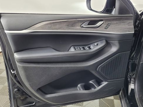 Used 2023 Jeep Grand Cherokee Limited image 12