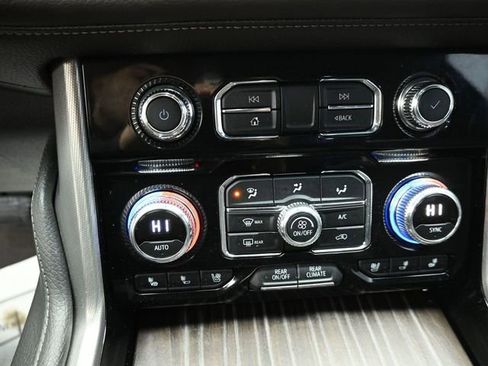 Used 2022 GMC Yukon XL Denali w/ Denali Premium Package image 19