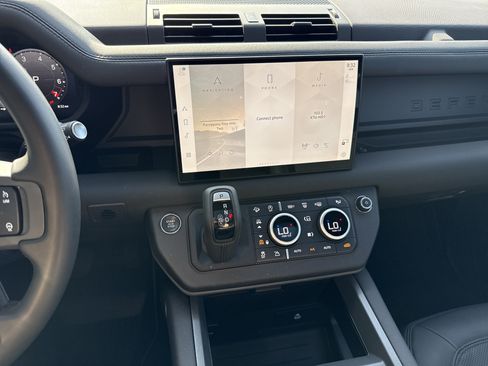 Used 2025 Land Rover Defender 110 X-Dynamic SE AWD/4WD image 16