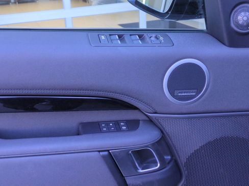 Used 2025 Land Rover Discovery S image 13