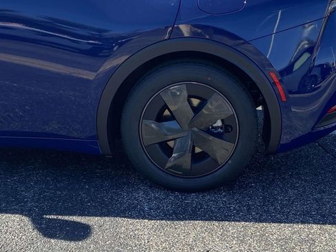 New 2026 Toyota Prius LE FWD image 9