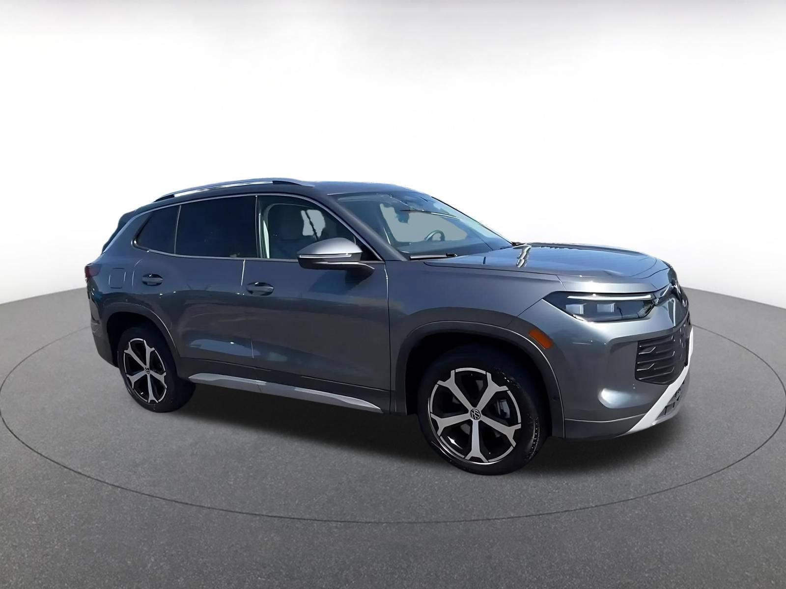 Used 2026 Volkswagen Tiguan SE AWD/4WD image 2