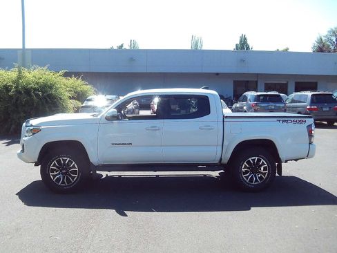Used 2020 Toyota Tacoma TRD Sport AWD/4WD image 2