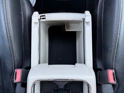 Used 2014 Chrysler Town & Country Touring FWD image 29
