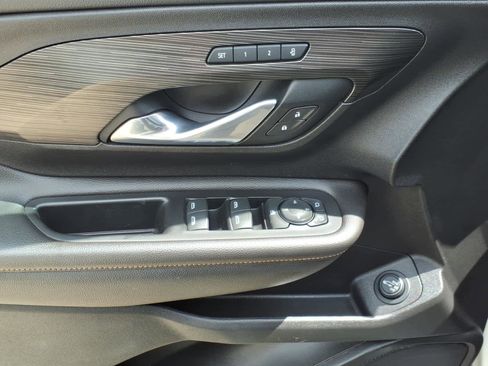 Used 2021 GMC Terrain SLT image 3