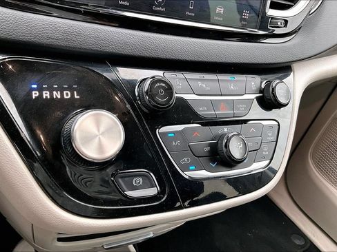 Used 2023 Chrysler Pacifica Touring-L FWD image 32