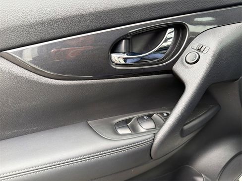 Used 2019 Nissan Rogue SV image 35