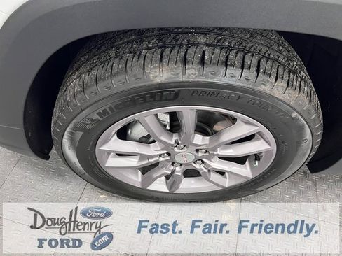 Used 2024 GMC Terrain SLT image 18