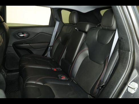 Used 2022 Jeep Cherokee Trailhawk image 28