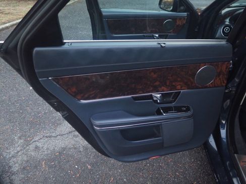 Used 2011 Jaguar XJ L image 33