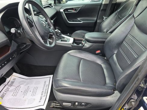 Used 2019 Toyota RAV4 Limited w/ Cold Weather Package FWD image 3