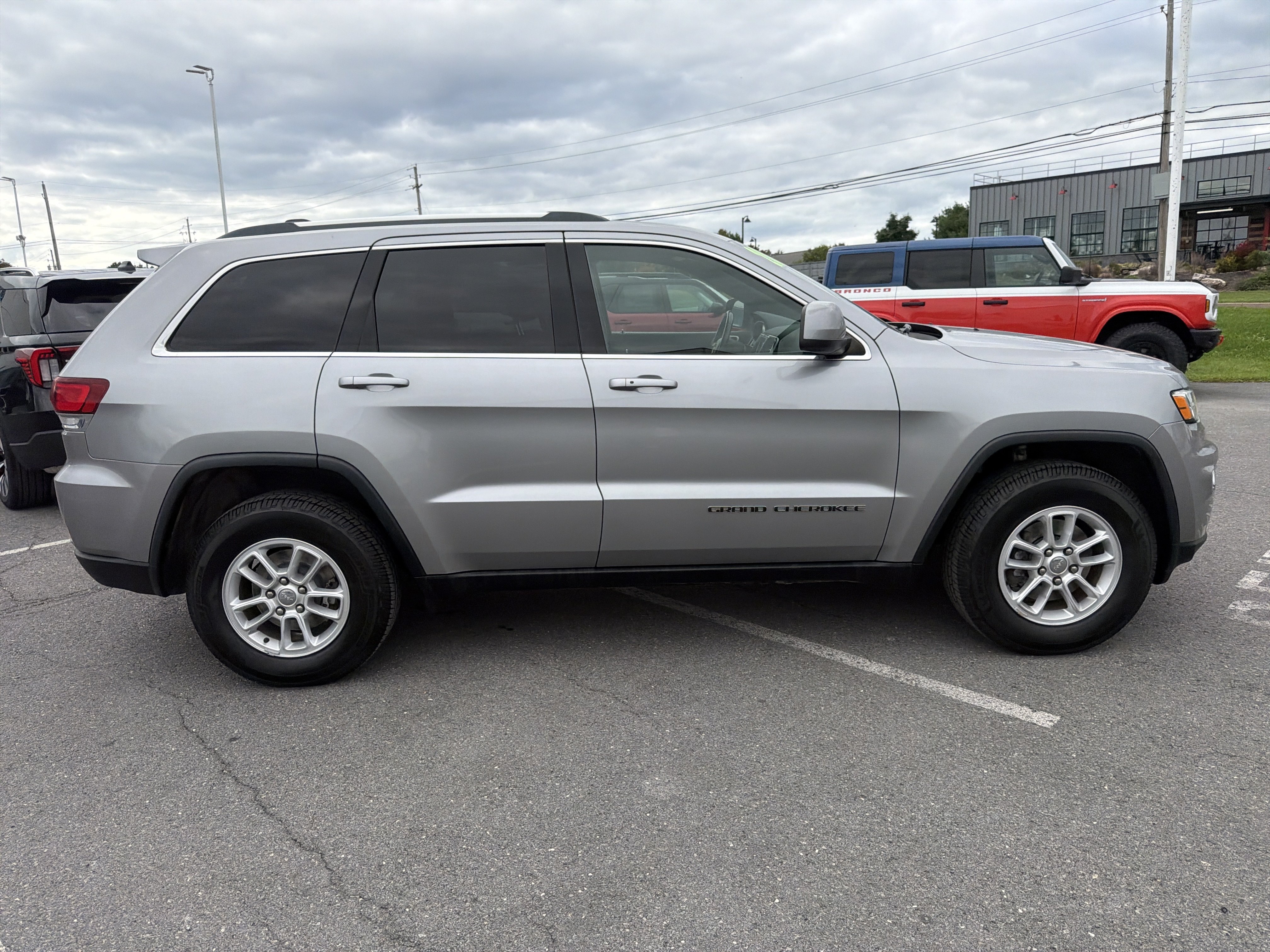 Used 2020 Jeep Grand Cherokee Laredo AWD/4WD image 2