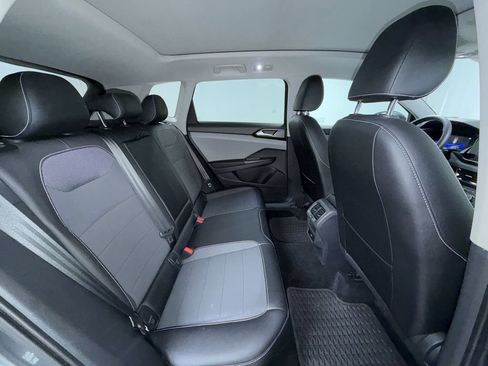 Used 2022 Volkswagen Taos SE w/ Panoramic Sunroof Package AWD/4WD image 17