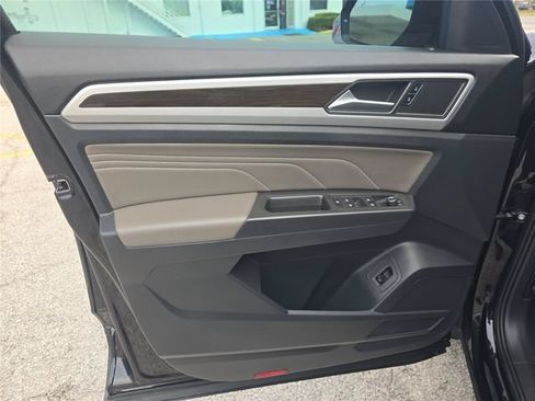 Used 2023 Volkswagen Atlas SE w/ Black Wheel Package FWD image 17