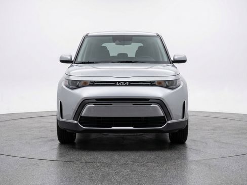Used 2025 Kia Soul LX w/ LX Technology Package FWD image 2