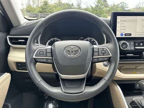 Used 2023 Toyota Highlander XLE AWD/4WD image 8
